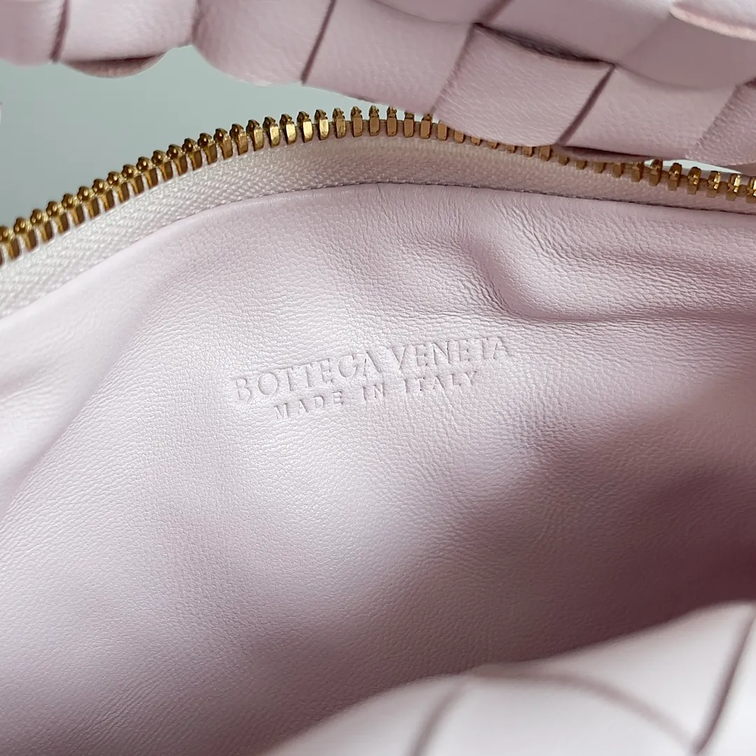 Batch 1120 Bottega veneta͙.——The latest braided and knotted hobo🔥 The top-grade lambskin leather is very soft, the bag shape is unique, practical and durable. It retains the traditional weaving elements while being a bit more flamboyant ~ Made of hand-woven sheepskin, zipper opening and closing, curved seamless structure, effortless to match. Highly recommended⚠️⚠️⚠️ The highest-end in the market🌈 Welcome to compare [Factory equipped with full package] size: 23x15x5cm.   Model: 651876